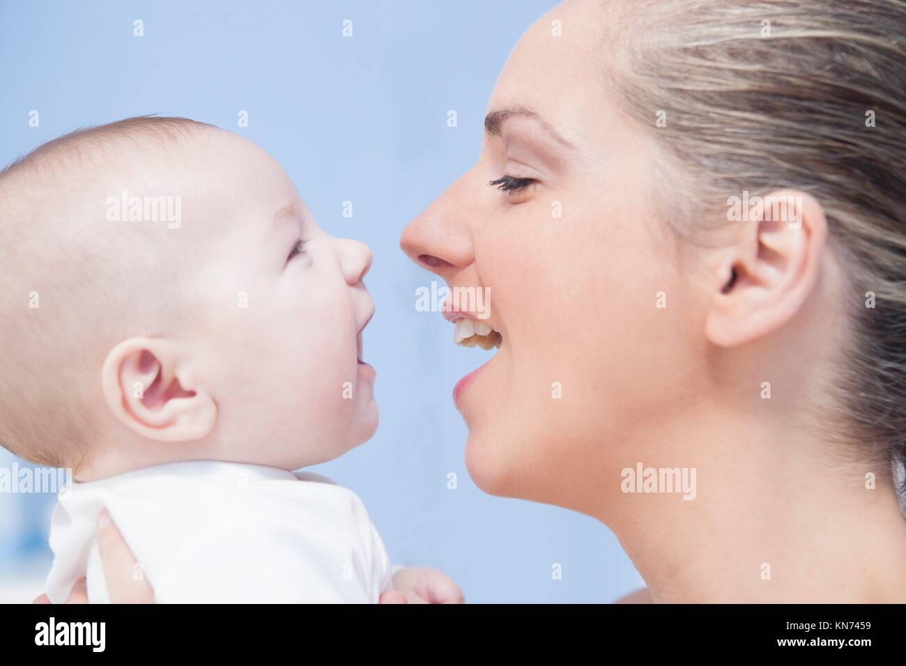 Porträt eines vier Monate alten Babys Spaß mit seiner Mutter. Stockfoto