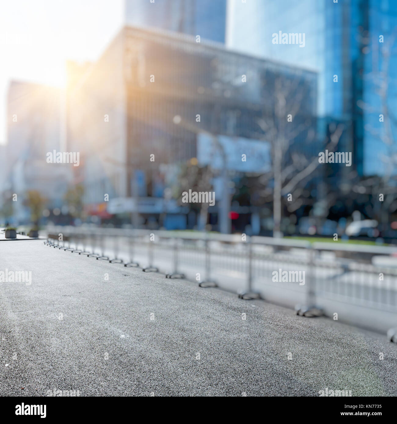 Urban Street View mit Skyline im Hintergrund. Stockfoto