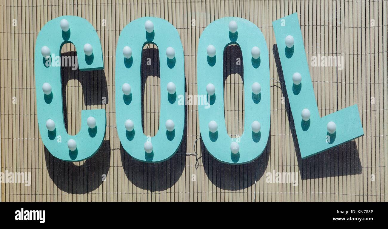 Beleuchtetes Zeichen mit Buchstaben, die das Wort Cool. Stockfoto