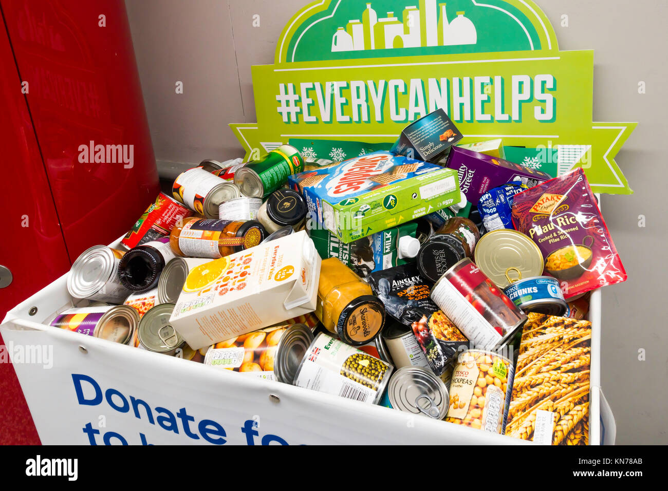 Spendenbox in einem Supermarkt zu ermöglichen Kunden Nahrung, die auf lokalen Food Bank Nächstenliebe die Verteilung an die Bedürftigen gegeben wird zu spenden Stockfoto