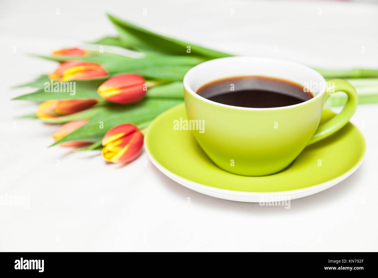 Tasse Kaffee und Tulpen. Stockfoto
