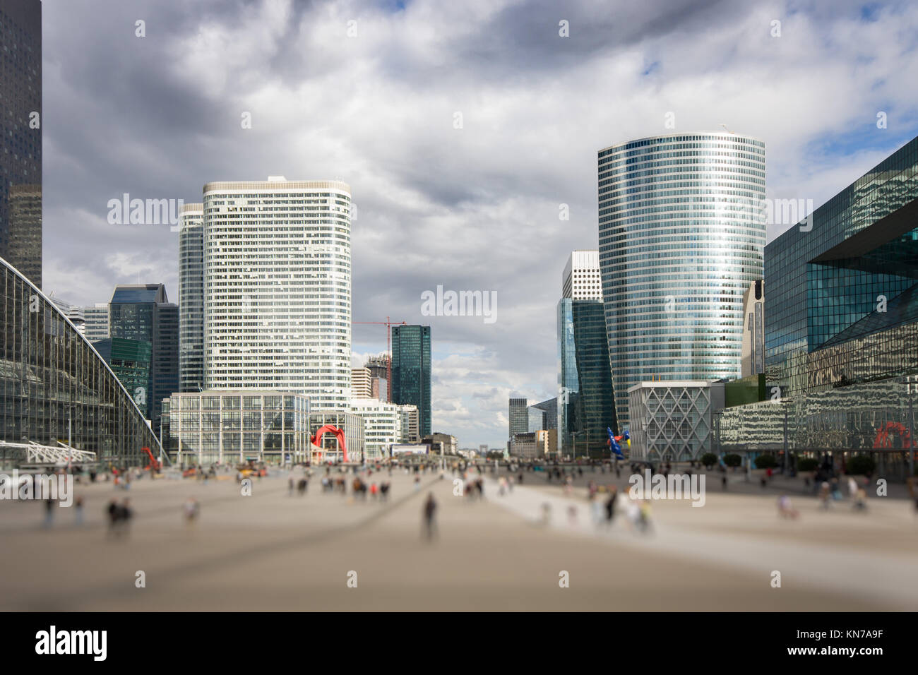 Blick von den Stufen des Grande Arche de la Defense auf den Parvis de La Defense Stockfoto