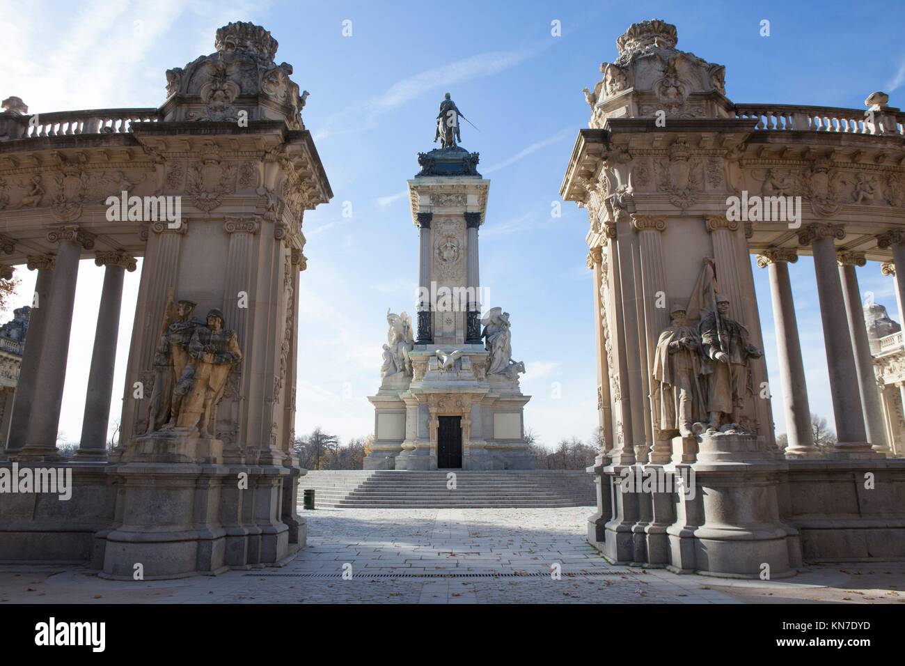 Denkmal für König Alfonso XII. an berühmten Retiro Park, Madrid, Spanien. Stockfoto