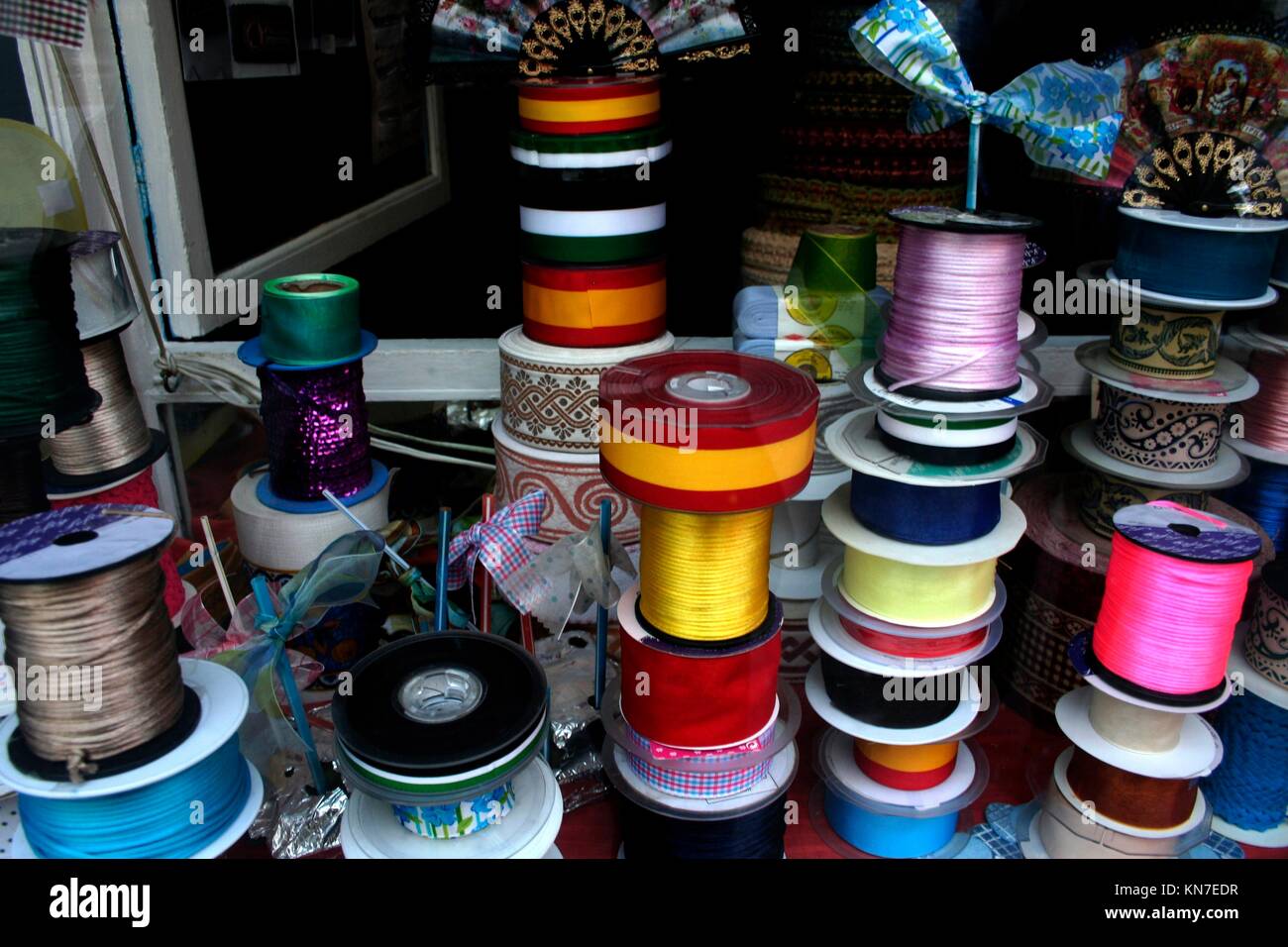 Glänzendes satin Bänder an traditionellen Vorstellungen speichern, Spanien. Stockfoto