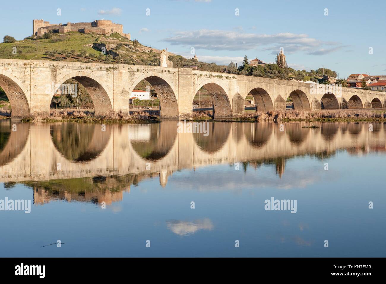 Medellin alte Brücke und Schloss von Guadiana Riverside, Spanien. Stockfoto