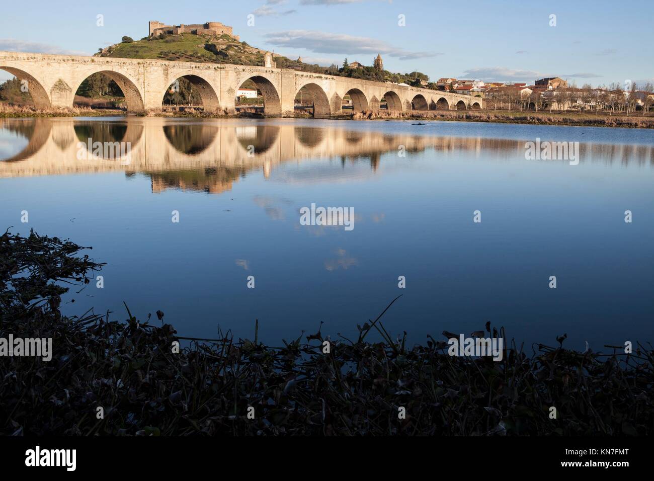 Medellin alte Brücke und Schloss von Guadiana Riverside, Spanien. Stockfoto