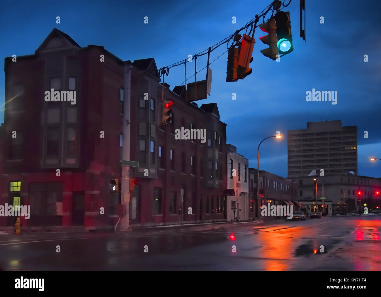 Ruhige Stadt in einer regnerischen Nacht Stockfoto