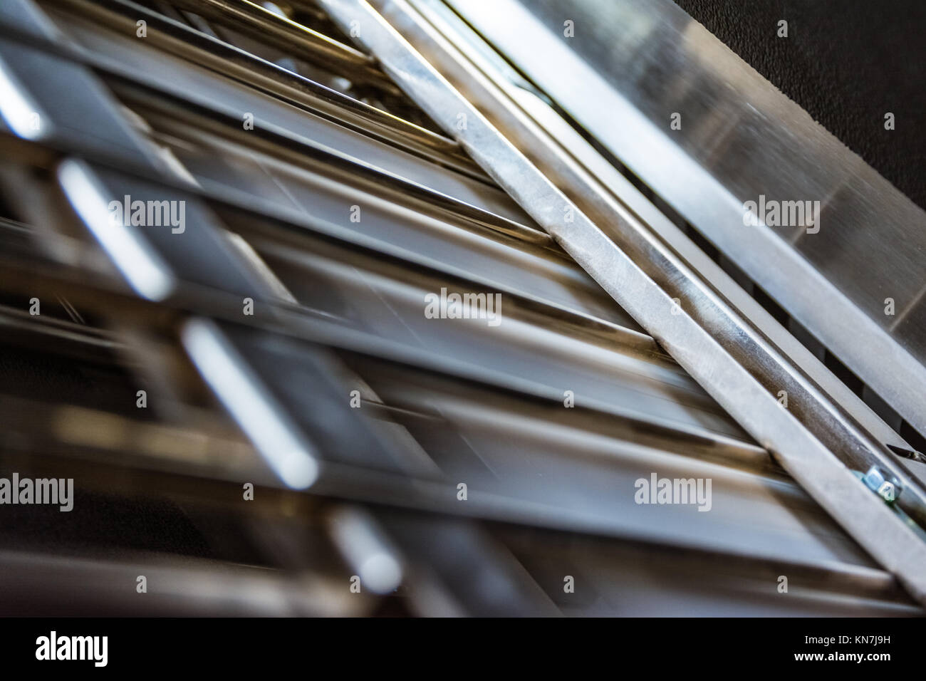 Papier Falzmaschine Falzeinheit Inside Metal Bars drücken Sie Closeup Innenleben Print Produktion Buch Signatur Steckplatz Stockfoto
