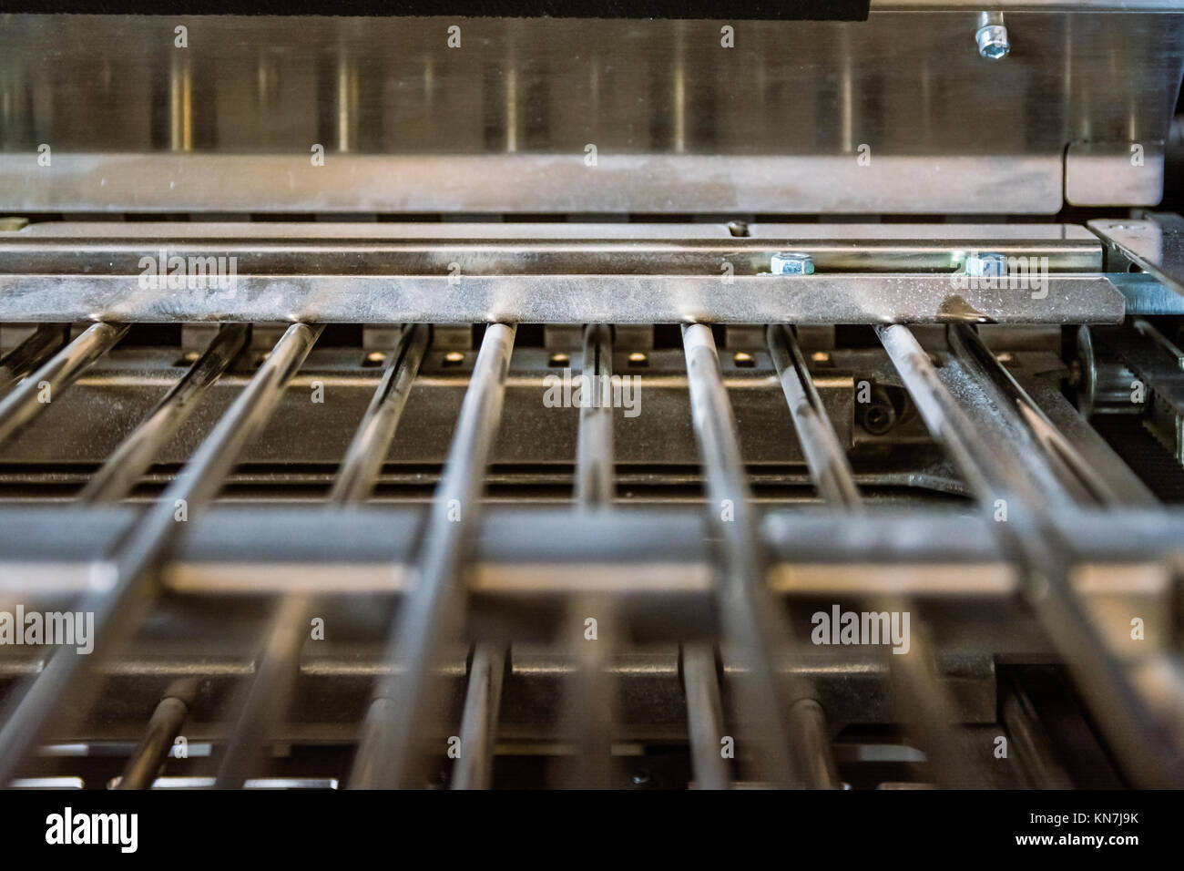 Papier Falzmaschine Falzeinheit Inside Metal Bars drücken Sie Closeup Innenleben Print Produktion Buch Signatur Steckplatz Stockfoto
