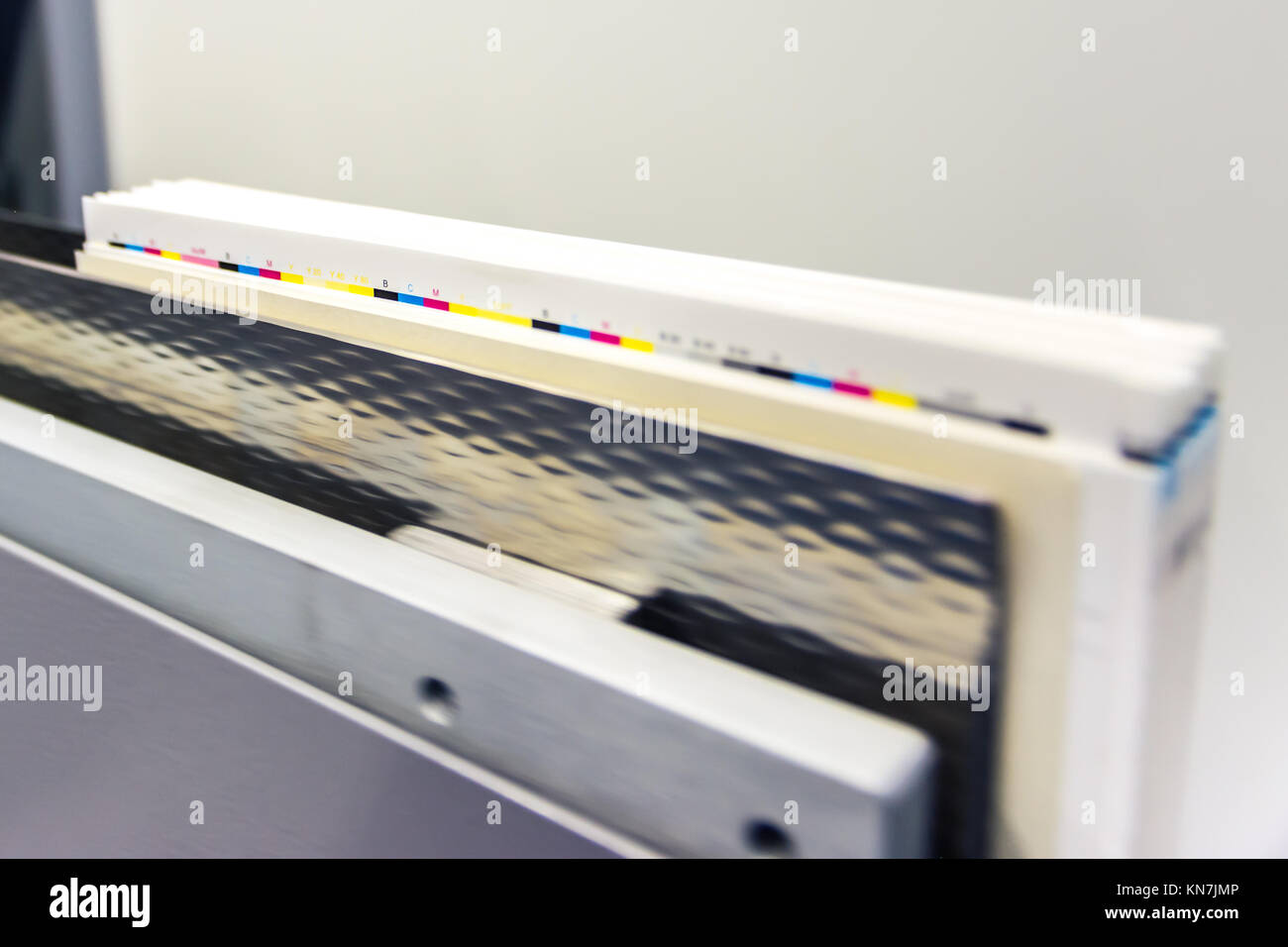 Vorbei an Buchbinderei CMYK-Strip Control unbeschnittenen Buchblock industrielle Produktion Bewegungsunschärfe Stockfoto