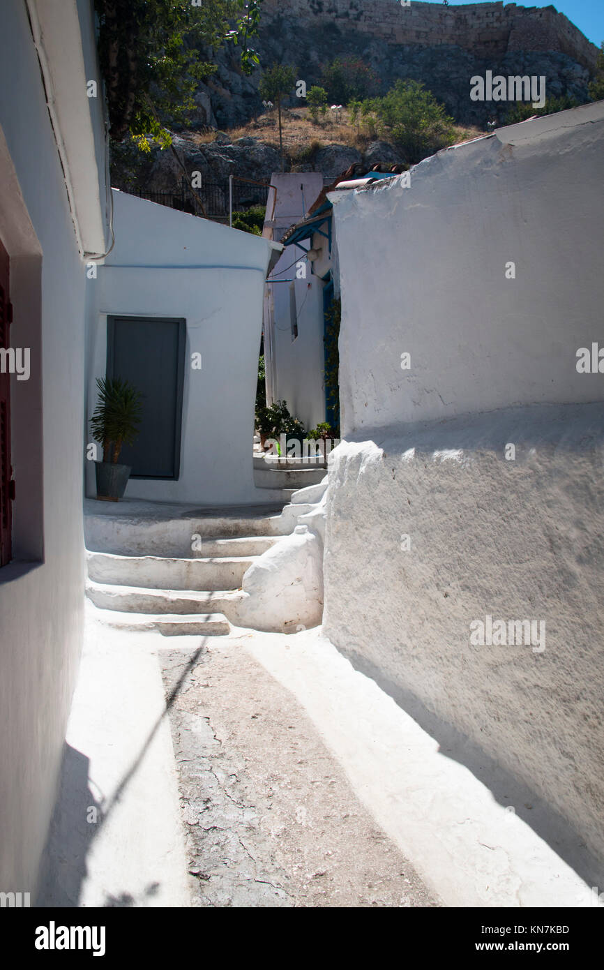 Eine der typischen weißen Straßen in Plaka, einem Viertel von Athen, der Hauptstadt von Griechenland Stockfoto