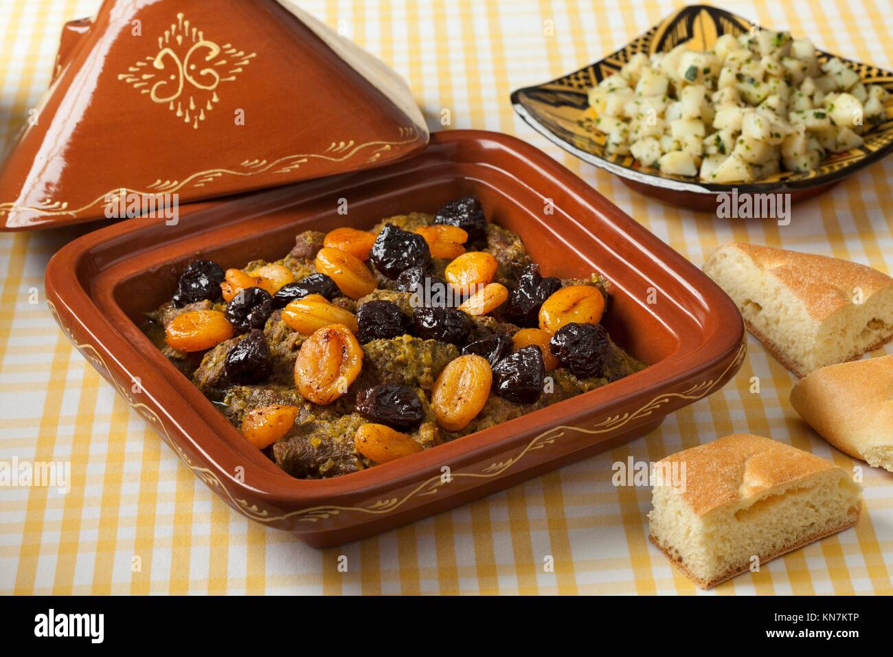 Aprikose und Pflaume Tajine Stockfotos und -bilder Kaufen - Alamy