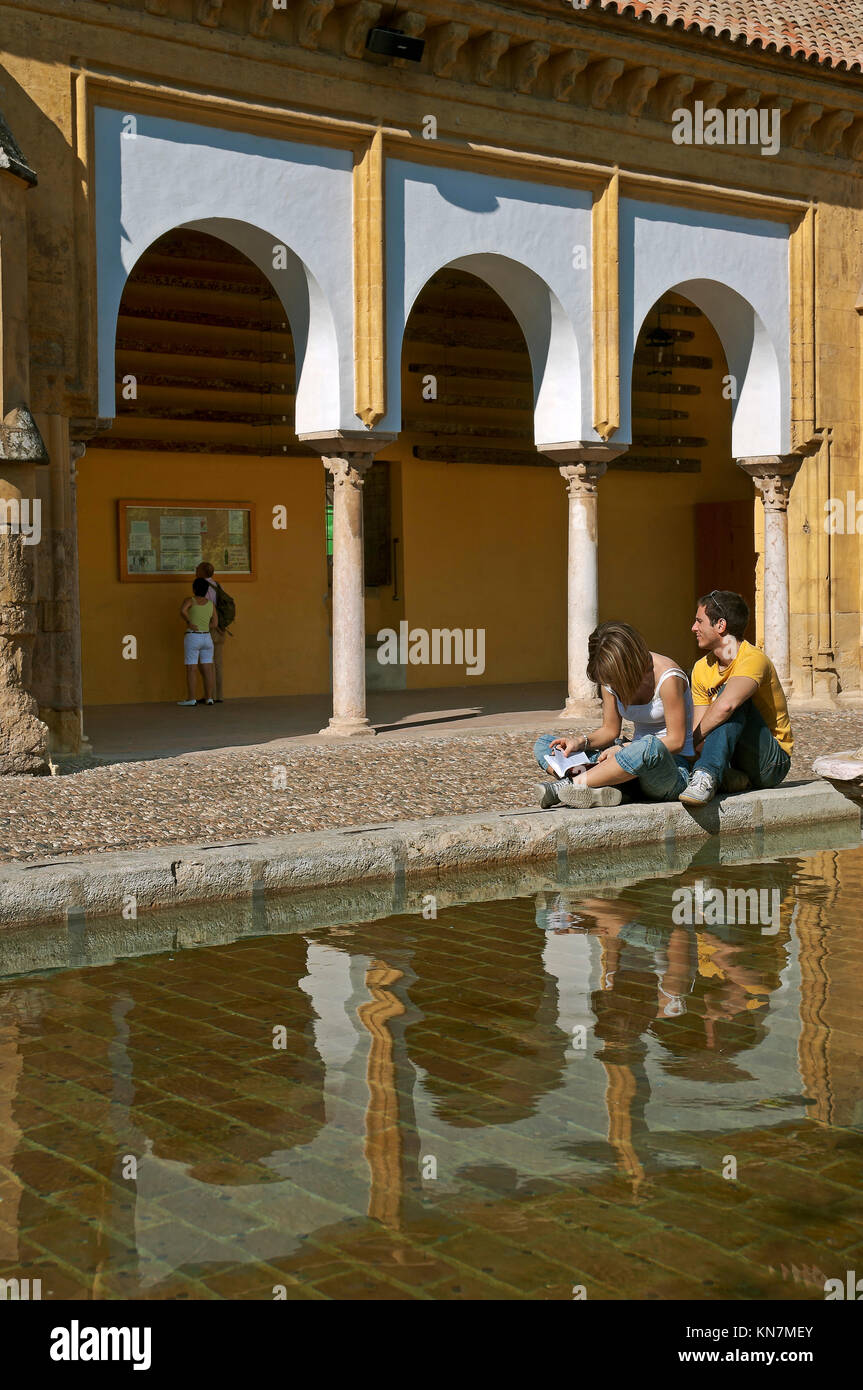 Große Moschee, Patio de Los Naranjos - Touristen durch den Teich, Cordoba, Andalusien, Spanien, Europa Stockfoto