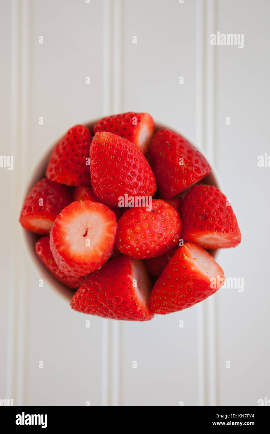 Schale mit Erdbeeren Stockfoto