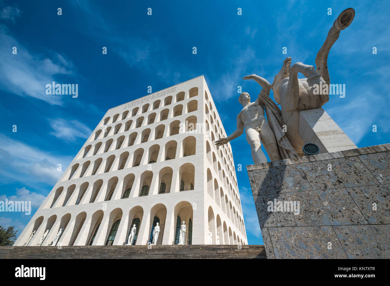 Rom, Italien, der "Palazzo della Civiltà Italiana' in EUR Bezirk, auch bekannt als Quadratische Kolosseum, das ist das Symbol für den Aufbau der Neuen Klassischen Architektur Stockfoto