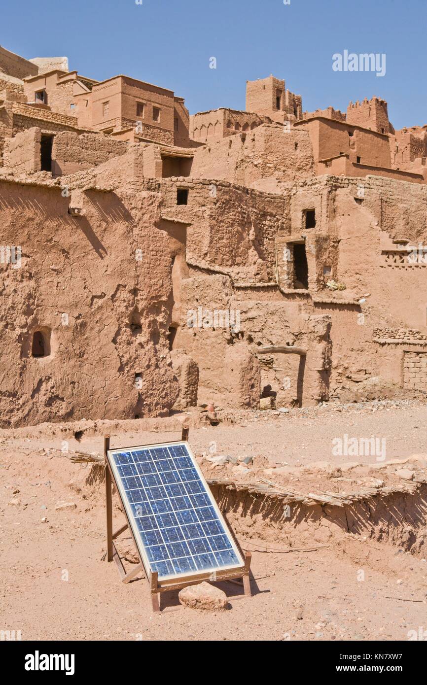Aït Benhaddou solar panel über Adobe Dach platziert. Stockfoto