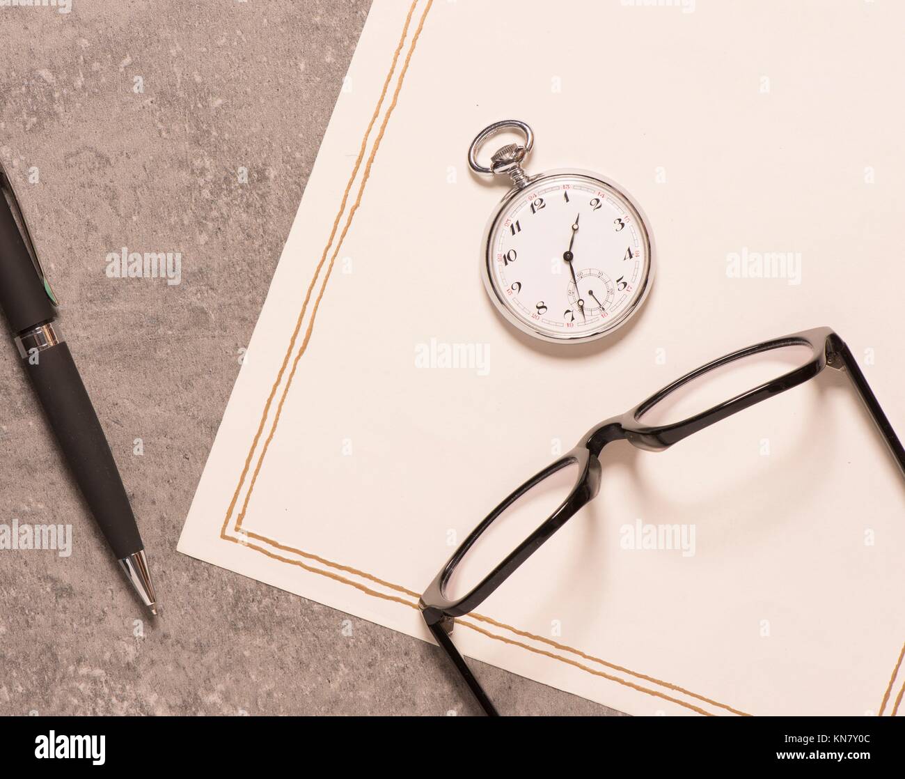Briefpapier Vintage Taschenuhr Brille Und Stift Konzept Des Schreibens Korrespondenz Und Altmodische Kommunikation Stockfotografie Alamy