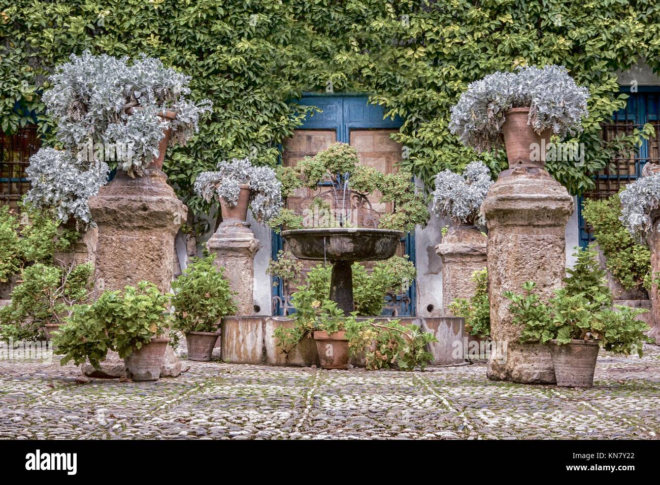 Garten im Innenhof eines typischen Hauses in Cordoba, Spanien. Stockfoto