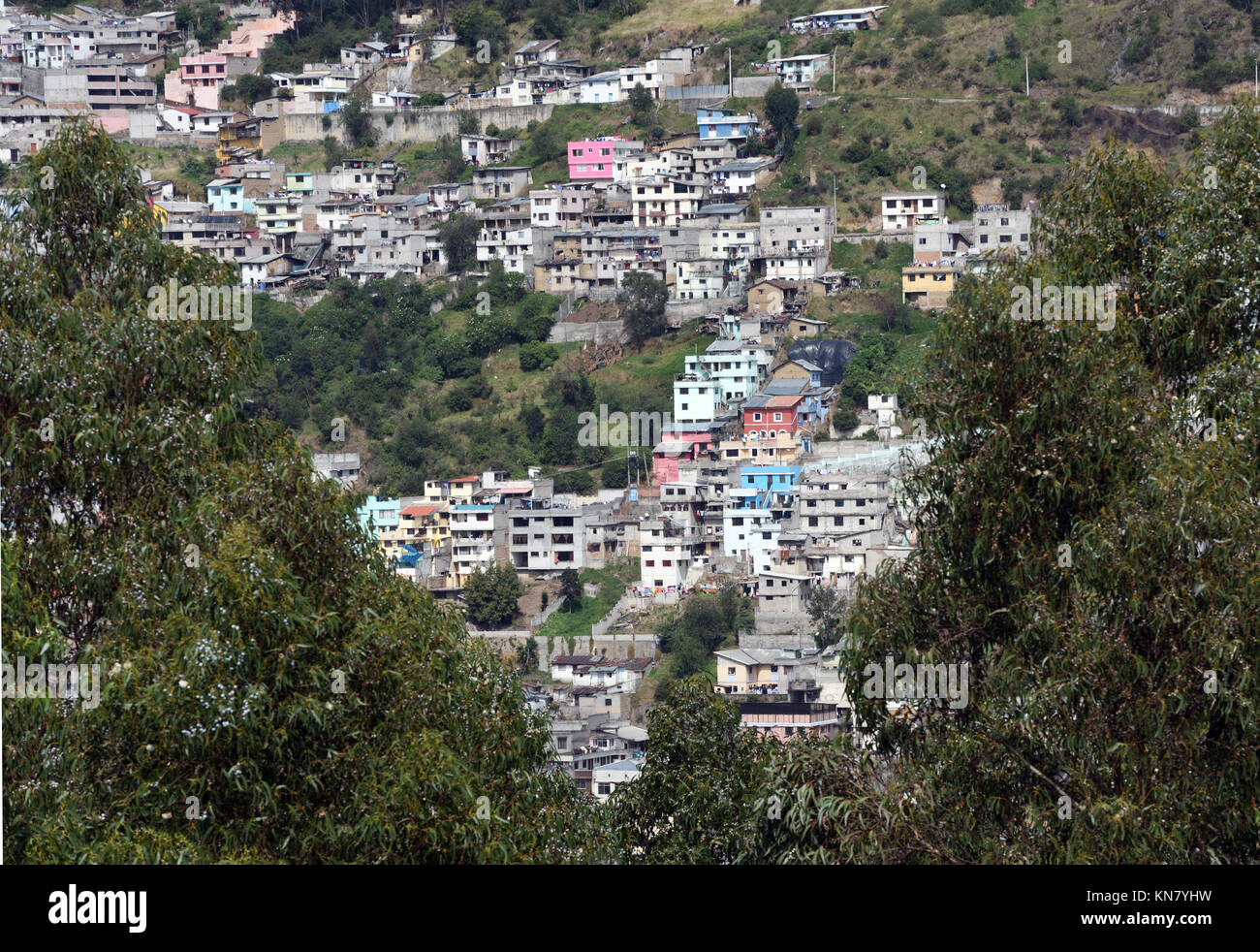 Blick auf Quito von der Jungfrau von Quito auf der Spitze des Hügels oberhalb von Quito namens El Panecillo. Quito, Ecuador. Stockfoto