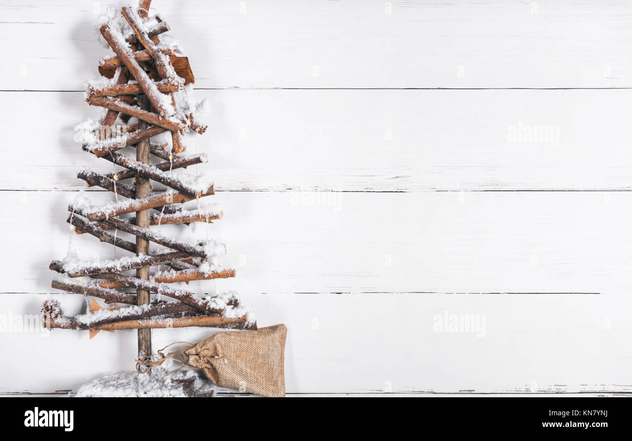 Künstliche Holz Weihnachtsbaum auf Weiße Holztisch Stockfoto