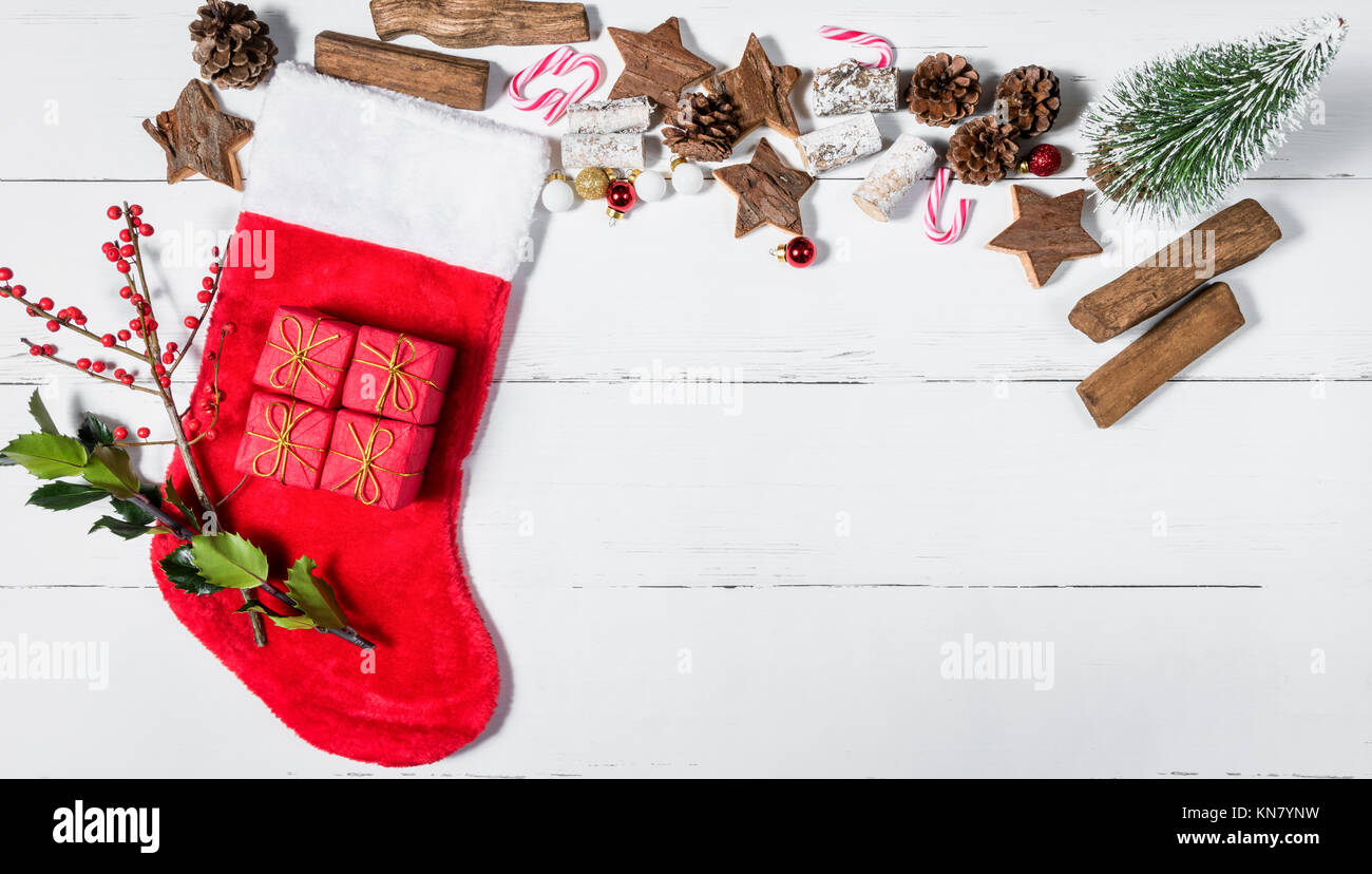 Weihnachtsstrumpf und Ornamente auf Weiße Holztisch Stockfoto