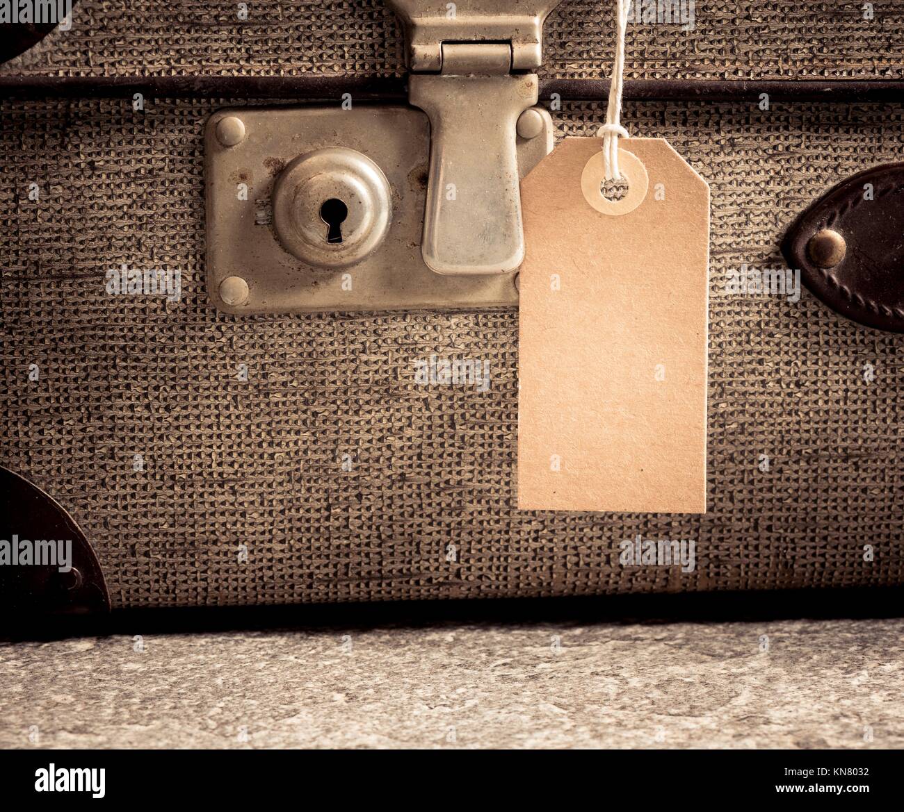 Leere Namen tag mit copy Speicherplatz auf alten Vintage Koffer. Konzept der reisen mit Gepäck, Tourismus und Urlaub. Stockfoto