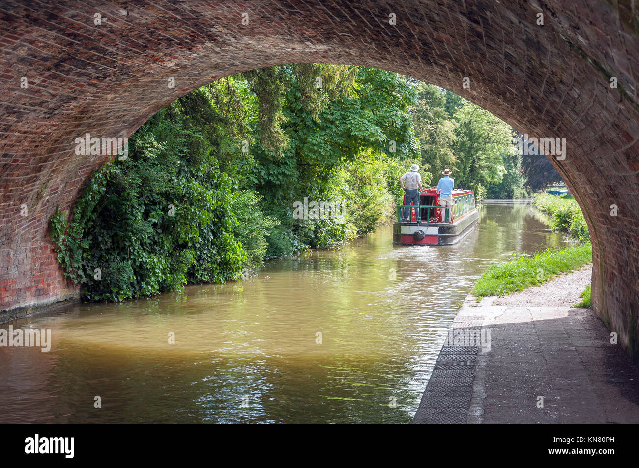 Kanal Boot auf Kennet and Avon Canal, High Street, Newbury, Berkshire, England, Vereinigtes Königreich Stockfoto