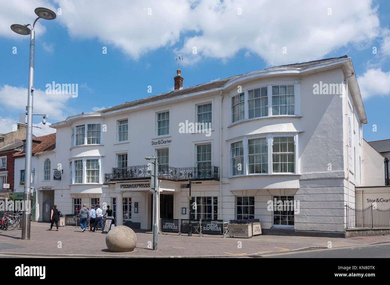 Der Stern & Garter Hotel und Pizza Express Restaurant, High Street, Andover, Hampshire, England, Vereinigtes Königreich Stockfoto