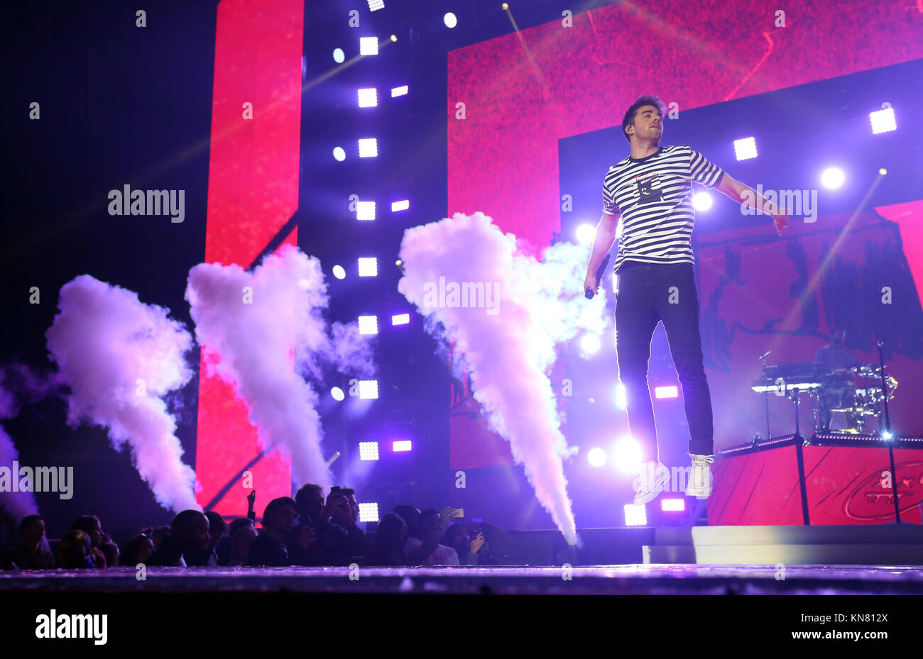 Die Chainsmokers durchführen auf der Bühne bei Tag zwei der Hauptstadt Jingle Bell Ball mit Coca-Cola in der Londoner O2 Arena. Stockfoto