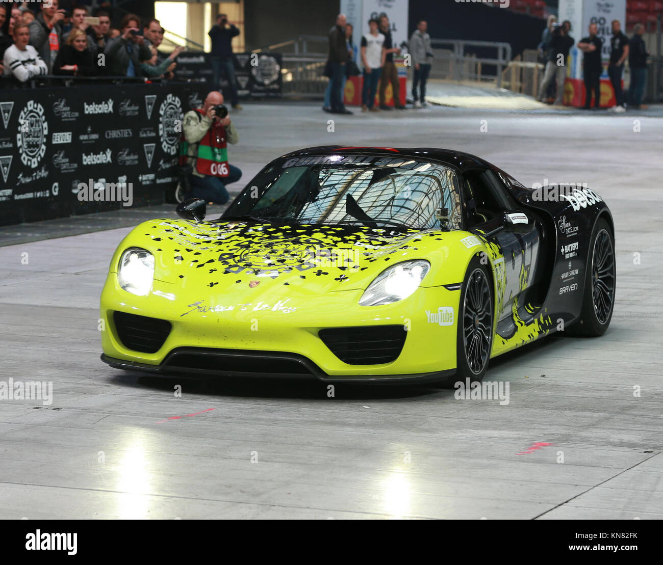 Amsterdam, Niederlande - 26. Mai: Atmosphäre besucht die Gumball 3000 Amsterdam Arena am 26. Mai 2015 in Amsterdam, Niederlande. Leute: Atmosphäre Stockfoto