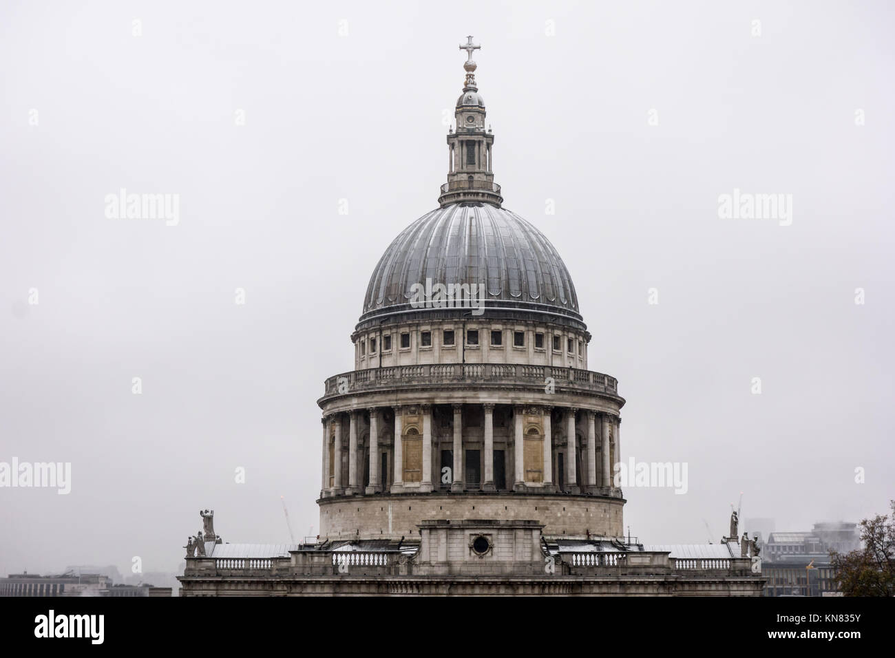 LONDON, Großbritannien - 10 Dez 2017: Ein Blick auf die St. Pauls Kathedrale von einem Neuen ändern Nach einem schweren Schneesturm in London fiel. Credit: Fawcitt/Alamy Leben Nachrichten. Stockfoto