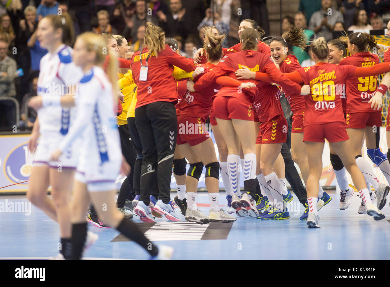 Magdeburg, Deutschland. 10 Dez, 2017. Die Montenegro Spieler feiern ihren Sieg als Serbische Spieler der Pitch der Frauen Handball WM-Match zwischen Serbien und Montenegro auf die getec-Arena in Magdeburg, Deutschland, 10. Dezember 2017 verlassen. Credit: Klaus-Dietmar Gabbert/dpa-Zentralbild/dpa/Alamy leben Nachrichten Stockfoto