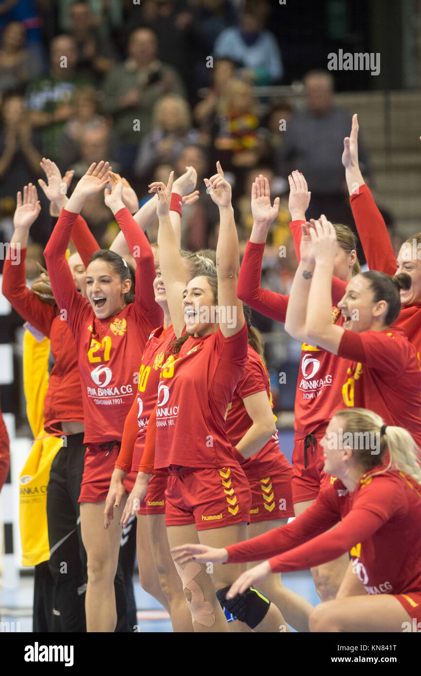 Magdeburg, Deutschland. 10 Dez, 2017. Die Montenegro Spieler feiern ihren Sieg bei den Frauen Handball WM-Match zwischen Serbien und Montenegro auf die getec-Arena in Magdeburg, Deutschland, 10. Dezember 2017. Credit: Klaus-Dietmar Gabbert/dpa-Zentralbild/dpa/Alamy leben Nachrichten Stockfoto