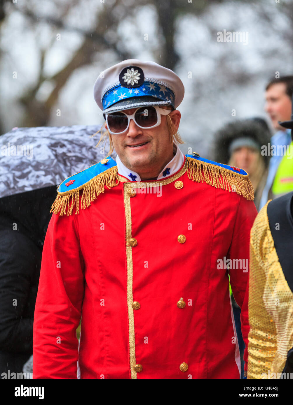 Greenwich, London, 10. Dezember 2017. Pferdesport (Elton John) im Rennen. Die achte London Pantomime Horse Race hat einen Rock und Pop Icon in diesem Jahr das Thema. Es beginnt mit einer vor dem Rennen mit der Zeremonie von Komiker Lewis Schaffer gehostet und mit streng Neigh Tanzen plus Leistungen von der London Rock Chor, Maredonna und Pferdesport (Elton John). Das Rennen dann galoppiert durch die Straßen von Greenwich, mit mehreren geplanten Boxenstopps auf lokaler Wasserstellen. Rennen Kämpfer gehören Quecksilber, Neddie Presneigh Beyonce-Neigh, Elvis und Noel & Liam Galloper. Credit: Imageplotter Nachrichten und Sport/Alam Stockfoto