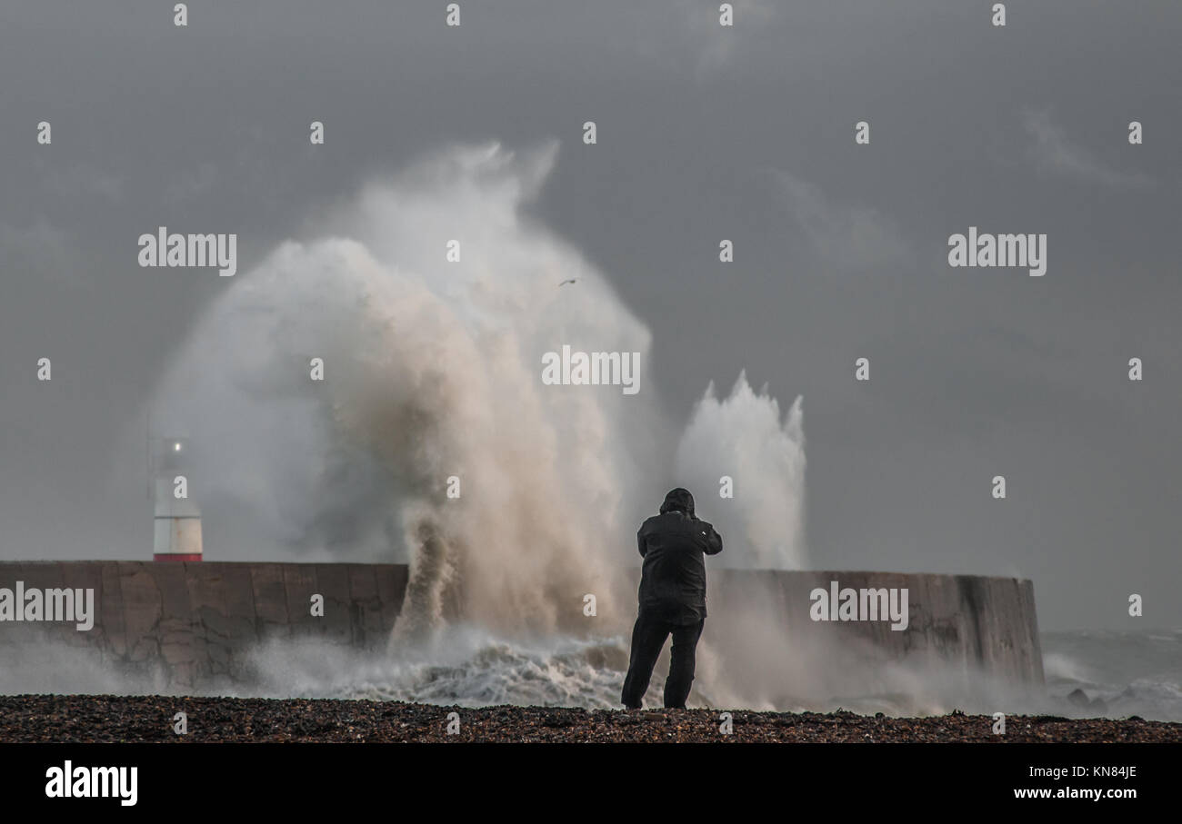 Newhaven, East Sussex, UK..10. Dezember 2017..Cold Wind peitscht die Wellen an der Südküste hoch. Stockfoto