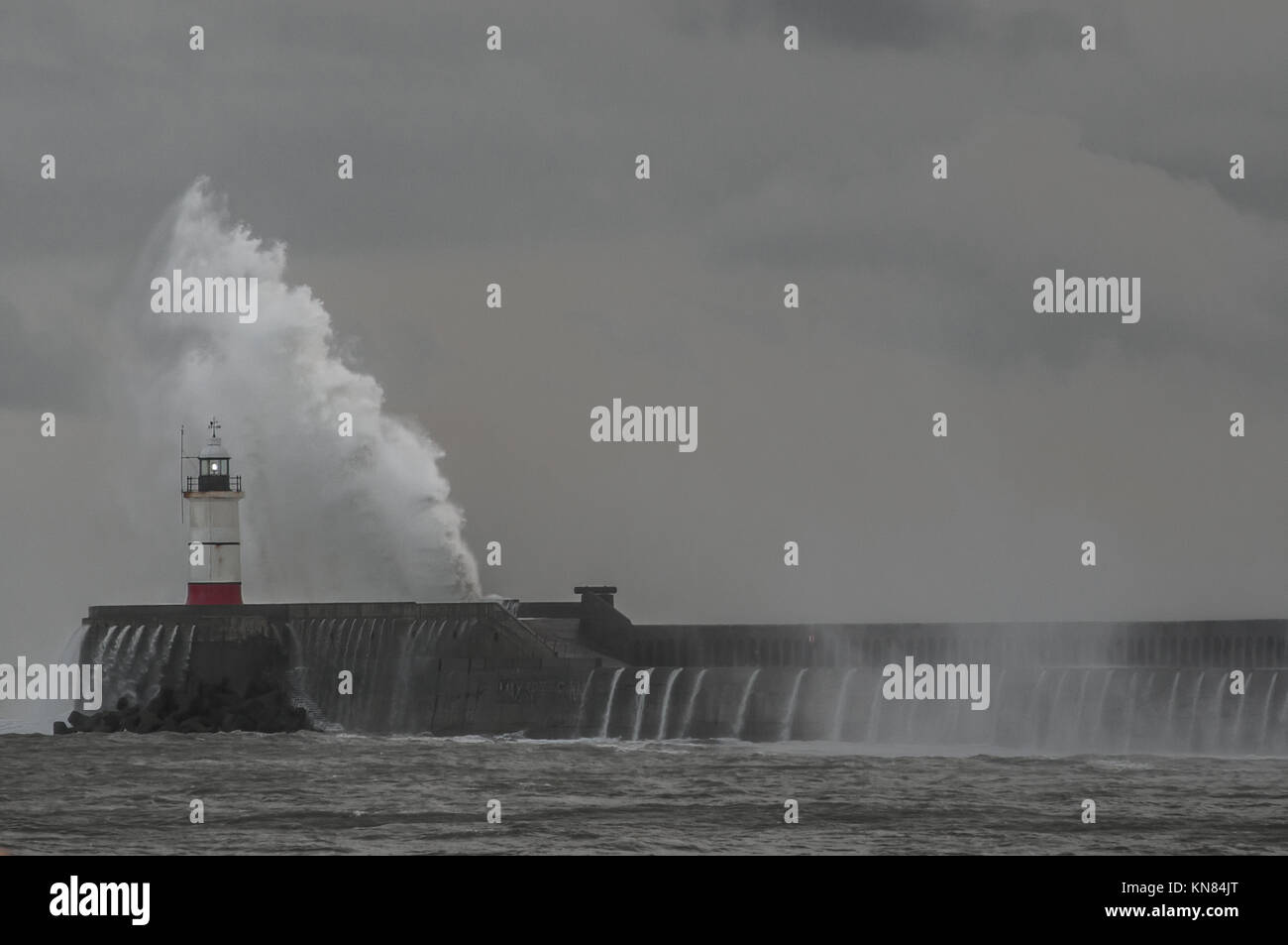 Newhaven, East Sussex, UK..10. Dezember 2017..Cold Wind peitscht die Wellen an der Südküste hoch. Stockfoto