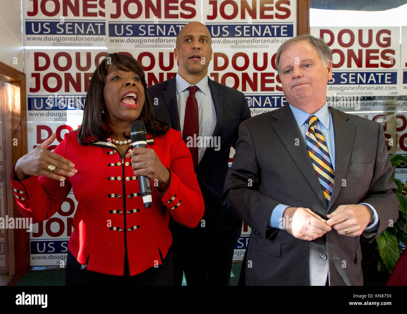 Birmingham, Alabama, USA. 10 Dez, 2017. Vertreter TERRI SEWELL (D-AL), Senator Cory Booker (D-NJ) und demokratischen Kandidaten Doug Jones (L, R) erscheinen auf der Leinwand Kick-off-Veranstaltung in der Jones für Senat Field Office zwei Tage vor der Wahl in Alabama für US-Senat. Credit: Brian Cahn/ZUMA Draht/Alamy leben Nachrichten Stockfoto