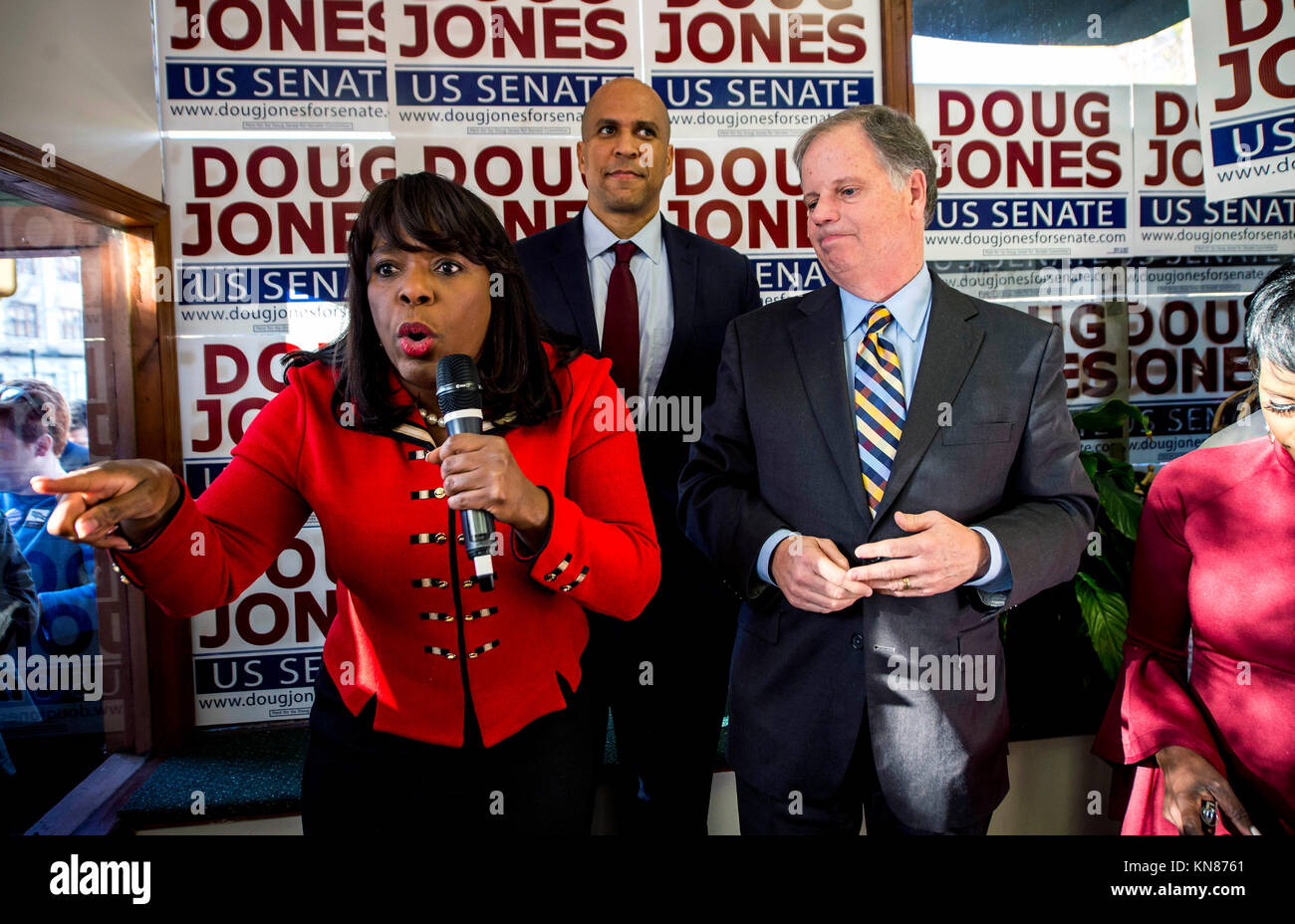 Birmingham, Alabama, USA. 10 Dez, 2017. Vertreter TERRI SEWELL (D-AL), Senator Cory Booker (D-NJ) und demokratischen Kandidaten Doug Jones (L, R) erscheinen auf der Leinwand Kick-off-Veranstaltung in der Jones für Senat Field Office zwei Tage vor der Wahl in Alabama für US-Senat. Credit: Brian Cahn/ZUMA Draht/Alamy leben Nachrichten Stockfoto