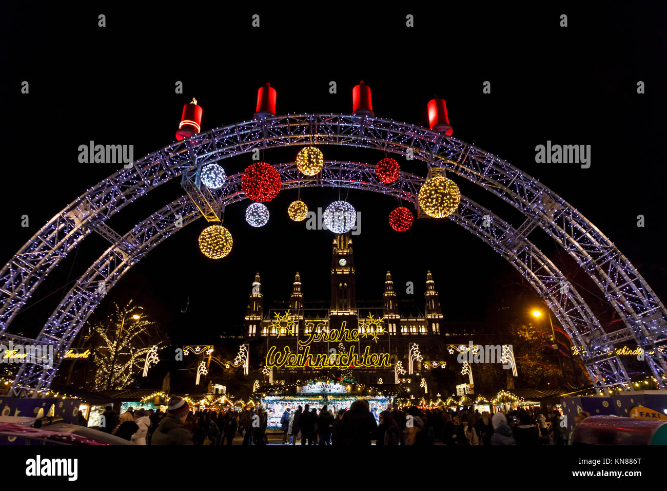 Wien, Österreich, 10. Dezember 2017. Beleuchteter Eingang arch und
