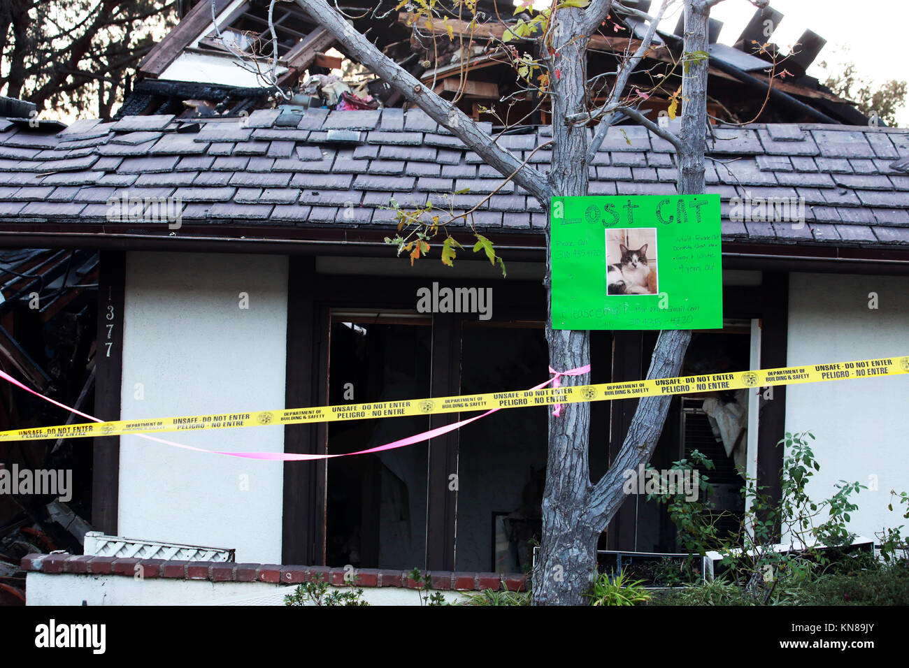 Los Angeles, Kalifornien, USA. 9 Dez, 2017. Einige der Häuser in der Nähe von Getty View Park in Bel-Air entfernt wurden beschädigt, aufgrund der Skirball Feuer. Credit: Katrina Kochneva/ZUMA Draht/Alamy leben Nachrichten Stockfoto