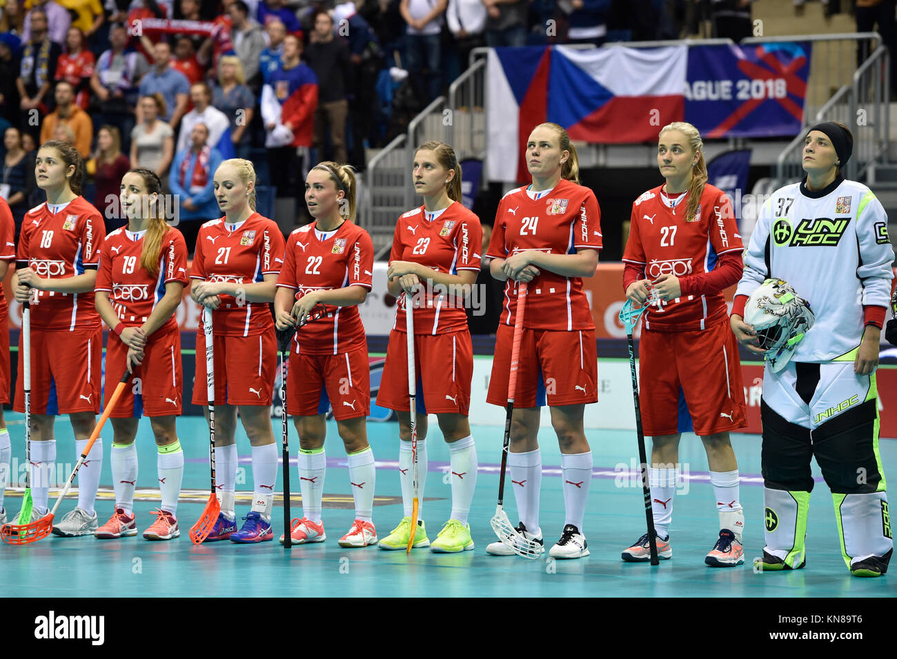 Bratislava, Slowakei. 8 Dez, 2017. Tschechische Team stellt während der Frauen Unihockey Weltmeisterschaften, Halbfinale Tschechien vs Schweden in Bratislava, Slowakei, am Freitag, 8. Dezember 2017. Credit: Vaclav Salek/CTK Photo/Alamy leben Nachrichten Stockfoto