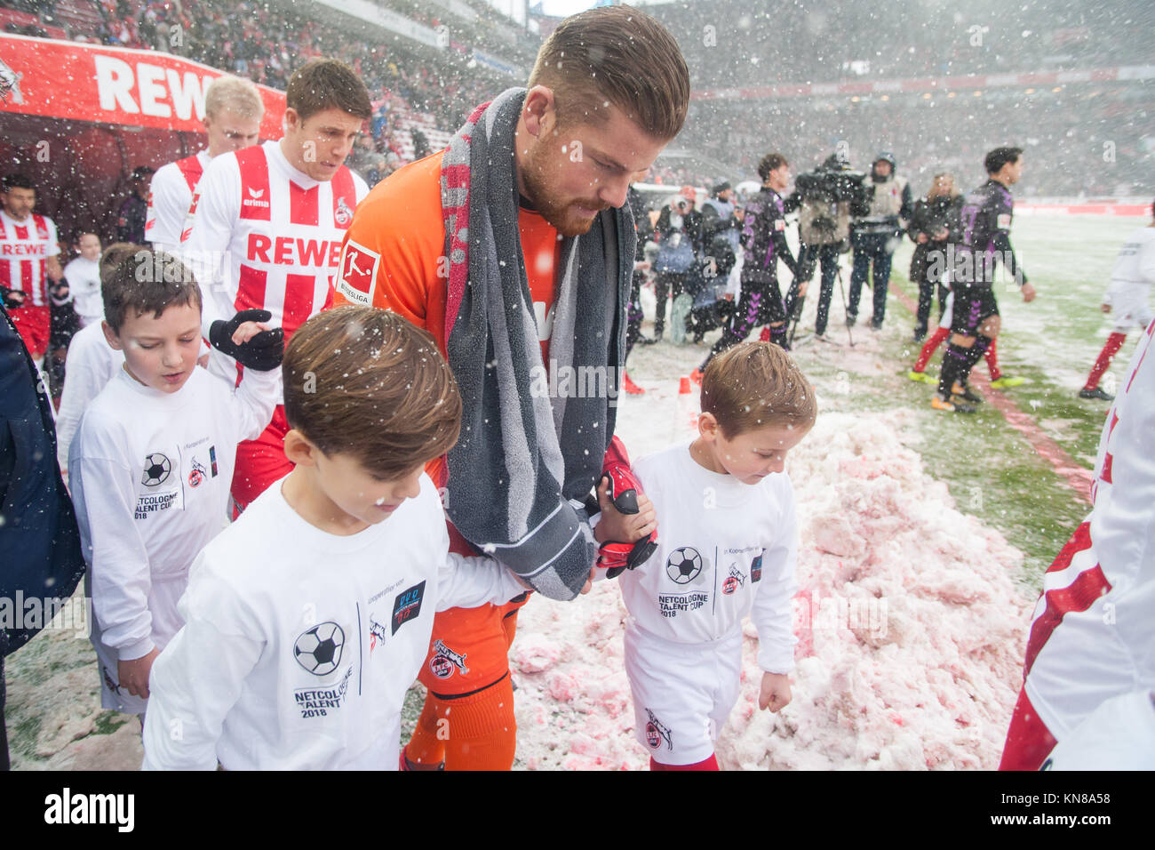 Koeln, Deutschland. 10 Dez, 2017. Vorgängerbaues verspielte Schild den Pitch sterben, voran goalwart Timo HORN (K) mit Begleitkinder, Einzug, Anfang, Schnee, Fussball 1. Bundesliga, 15. Spieltag, 1.FC Köln (K) - SC Freiburg (FR) 3:4, am 10.12.2017 in Köln/Deutschland. | Verwendung der weltweiten Kredit: dpa/Alamy leben Nachrichten Stockfoto