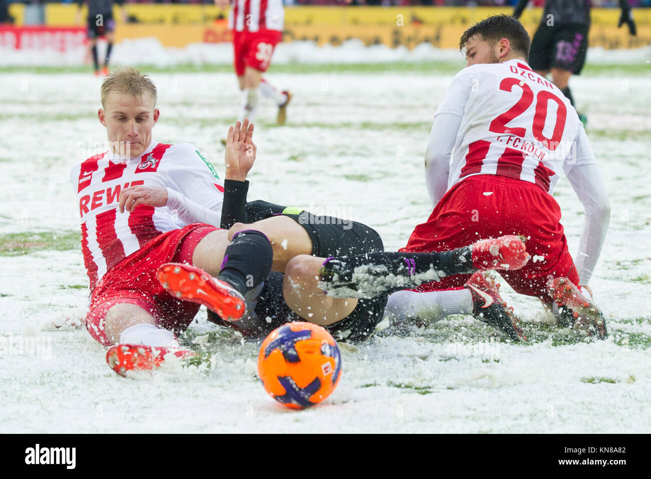 Koeln, Deutschland. 10 Dez, 2017. Frederik SOERENSEN (li., Sorensen, K) und Salih OEZCAN (re., Ozcan, K) gegen Christian Günter (G nter, FR), Aktion, Kampf um den Ball, Fussball 1. Bundesliga, 15. Spieltag, 1.FC Köln (K) - SC Freiburg (FR) 3:4, am 10.12.2017 in Köln/Deutschland. | Verwendung der weltweiten Kredit: dpa/Alamy leben Nachrichten Stockfoto