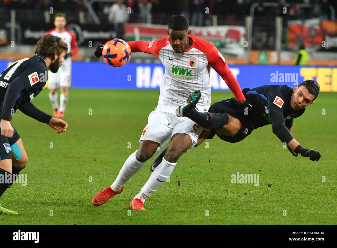 V. Re: Karim REKIK (Hertha BSC), Kevin DANSO (FC Augsburg), Marvin PLATTENHARDT (Hertha BSC), Aktion, Duellen. Fussball 1. Bundesliga, 15. Spieltag, FC Augsburg (A) - Hertha BSC (B) 1-1, am 10.12.2017 in Augsburg/Deutschland, WWK EINE R E N A. | Verwendung weltweit Stockfoto