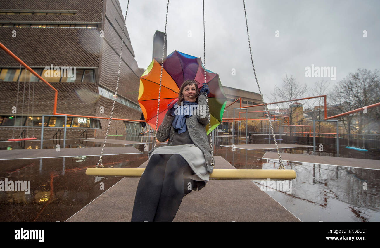 Tate Modern, London, UK. 11. Dezember, 2017. Elf schaukeln müssen außerhalb der Galerie Blavatnik Gebäude installiert wurde, als Teil einer groß angelegten interaktive Installation von Dänischen kollektiv SUPERFLEX. Eins, Zwei, Drei! Ist die erste Hyundai Kommission über die Turbine Hall zu erweitern und in die Landschaft draußen. Die großen Installation verfügt über elf 3 Sitz schwingt vor dem Hintergrund der legendären Tate Modern Gebäude mit Mitgliedern der lokalen Gemeinschaft genießen die Schaukeln für die erste Zeit im strömenden Regen. Credit: Malcolm Park/Alamy Leben Nachrichten. Stockfoto