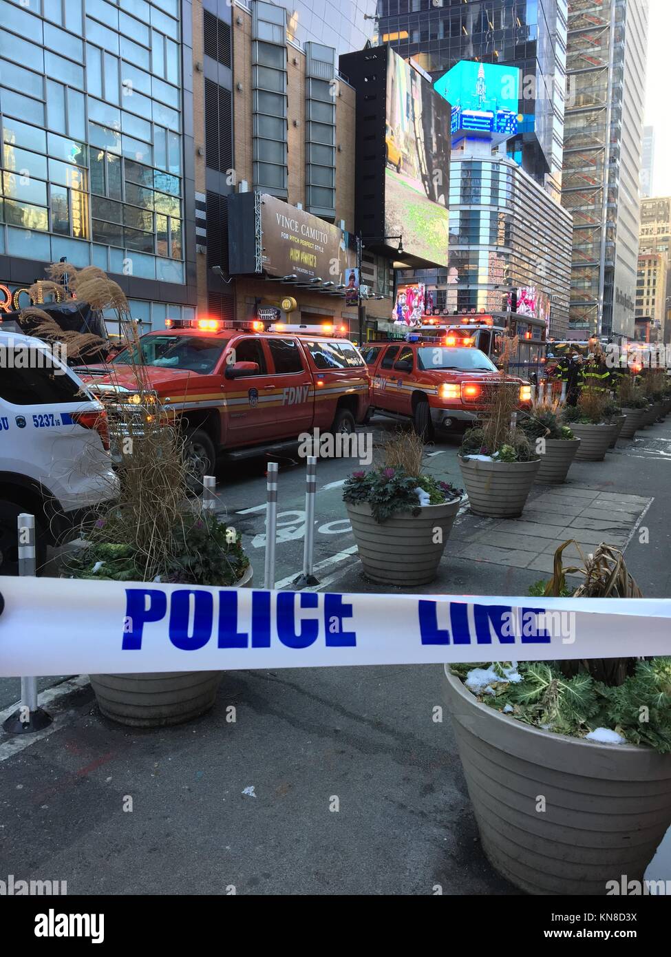 New York, NY, USA Dezember 11, 2017, Polizei schließen sich, um den Teil des Times Square nach einer Explosion in der Nähe der Port Authority Bus Terminal. Credit: James Kirkikis/Alamy leben Nachrichten Stockfoto