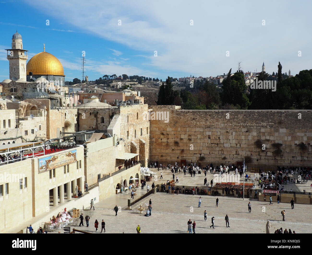 Jerusalem, Israel. 11 Dez, 2017. Bild von der Klagemauer in der Altstadt von Jerusalem, Israel, 11. Dezember 2017 berücksichtigt. Männer und Frauen beten hier separat in den heiligsten Ort für die Juden weltweit. Die goldene Kuppel des Felsendoms auf dem Tempelberg kann oben auf dem Bild zu sehen. Bilder von Auseinandersetzungen zwischen Palästinensern und israelischen Soldaten im Heiligen Land im Zuge der Jerusalem Streit geben Anlass zu Sorge in Deutschland. Aber die Deutschen in Jerusalem sind nicht so besorgt. Credit: Stefanie Järkel/dpa/Alamy leben Nachrichten Stockfoto