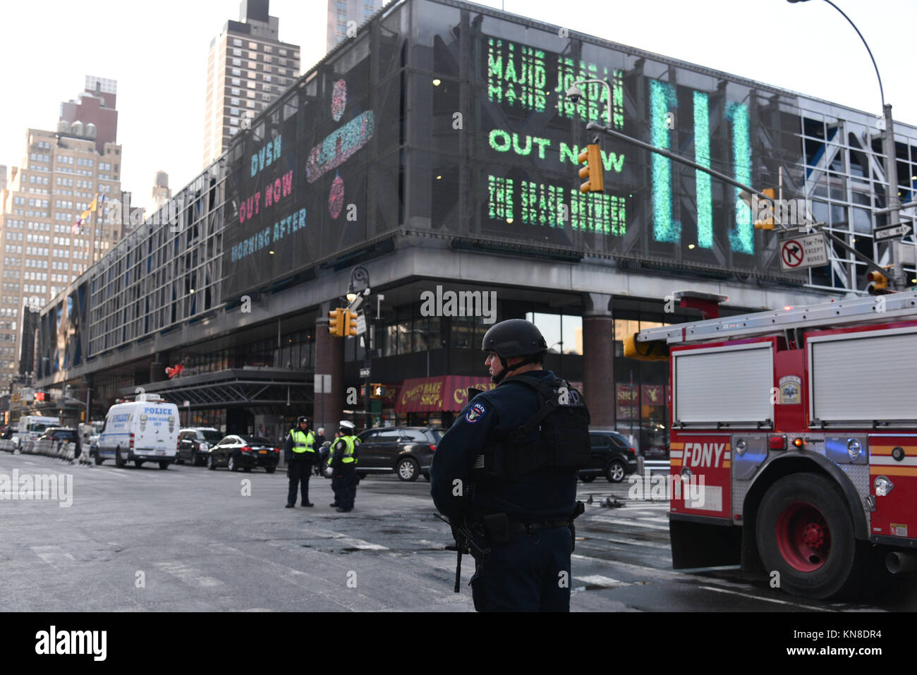 New York, USA. 11. Dezember, 2017. Strafverfolgungsbehörden außerhalb der Port Authority Bus Terminal nach Berichten von einer Explosion am 11. Dezember 2017 in New York. Credit: Erik Pendzich/Alamy leben Nachrichten Stockfoto