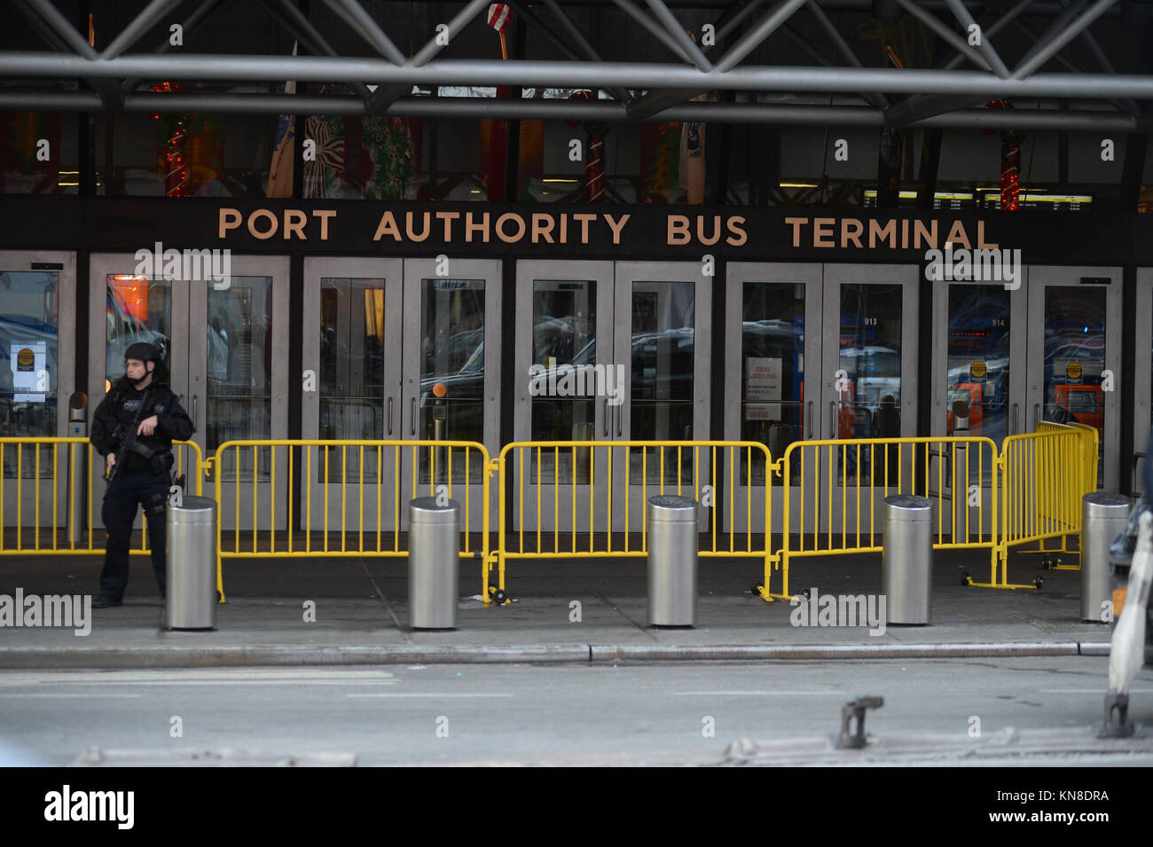 New York, USA. 11. Dezember, 2017. Strafverfolgungsbehörden außerhalb der Port Authority Bus Terminal nach Berichten von einer Explosion am 11. Dezember 2017 in New York. Credit: Erik Pendzich/Alamy leben Nachrichten Stockfoto