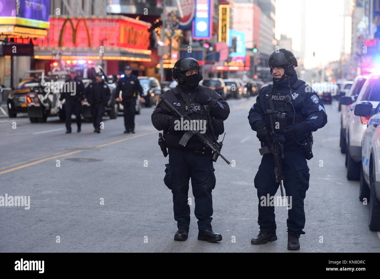 New York, USA. 11. Dezember, 2017. Strafverfolgungsbehörden außerhalb der Port Authority Bus Terminal nach Berichten von einer Explosion am 11. Dezember 2017 in New York. Credit: Erik Pendzich/Alamy leben Nachrichten Stockfoto